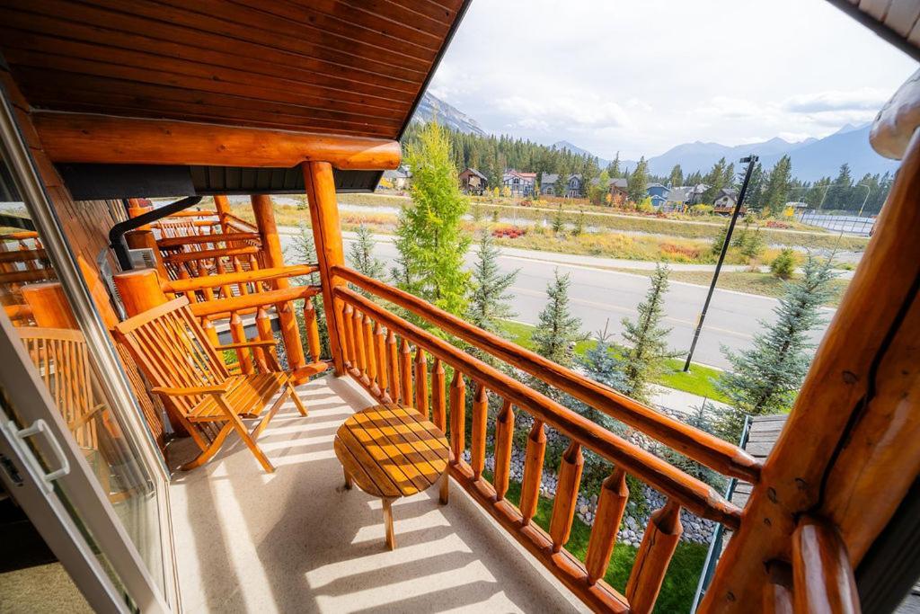 A Bear And Bison Country Inn Canmore Exterior foto