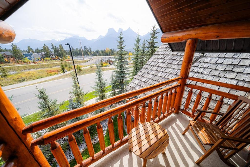 A Bear And Bison Country Inn Canmore Exterior foto