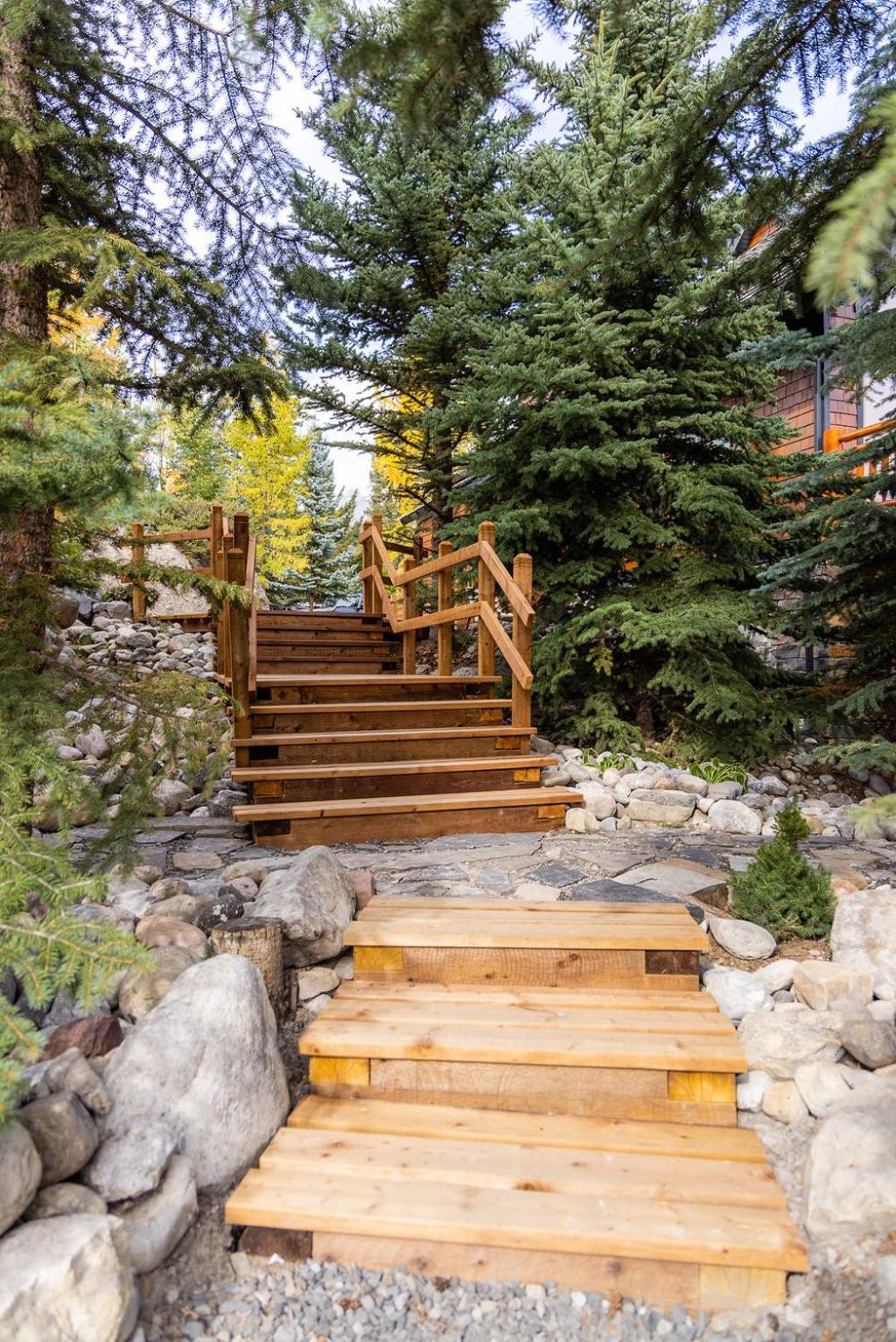 A Bear And Bison Country Inn Canmore Exterior foto