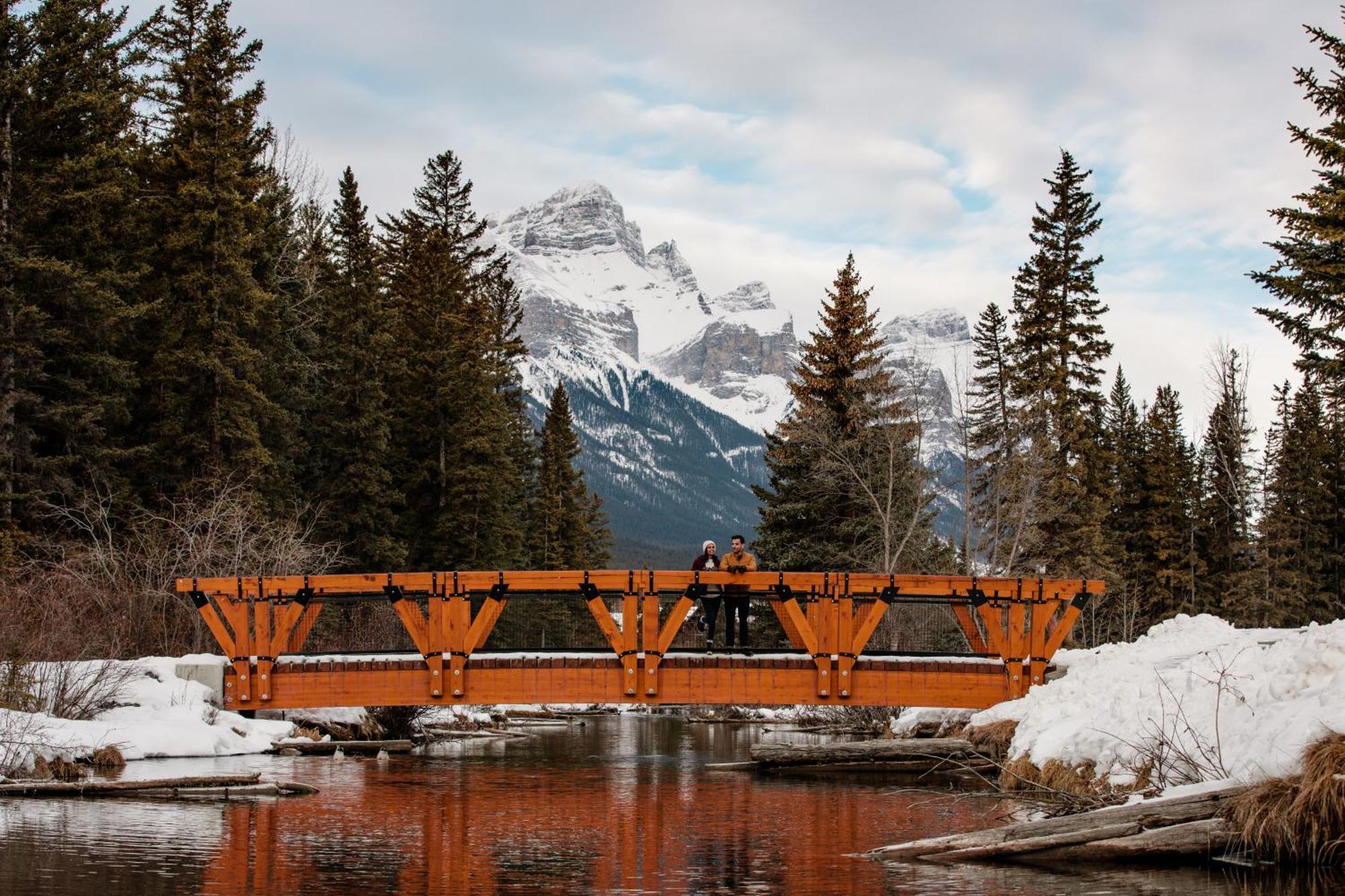 A Bear And Bison Country Inn Canmore Exterior foto
