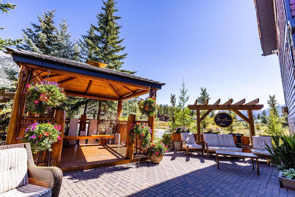 A Bear And Bison Country Inn Canmore Exterior foto