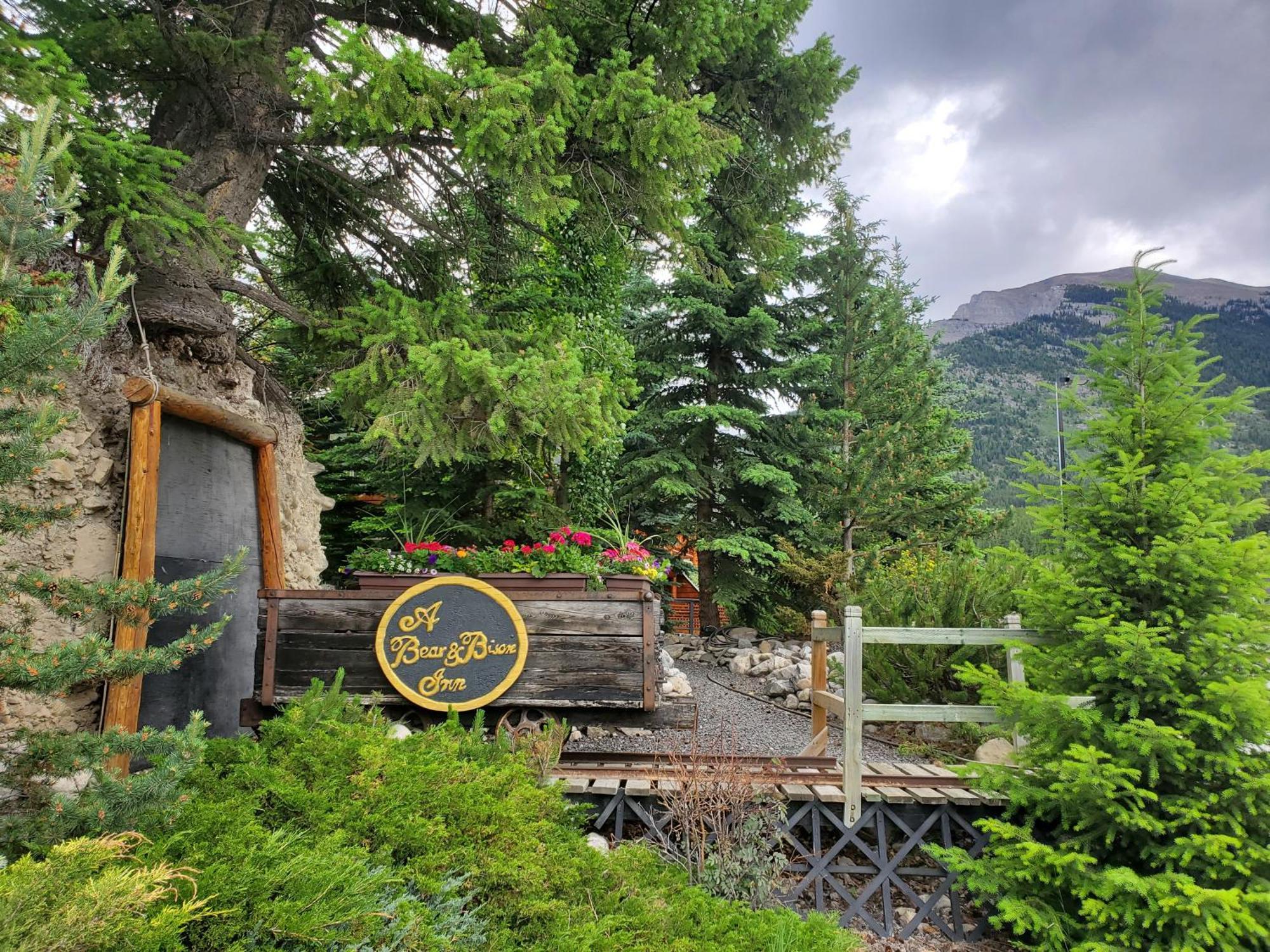 A Bear And Bison Country Inn Canmore Exterior foto