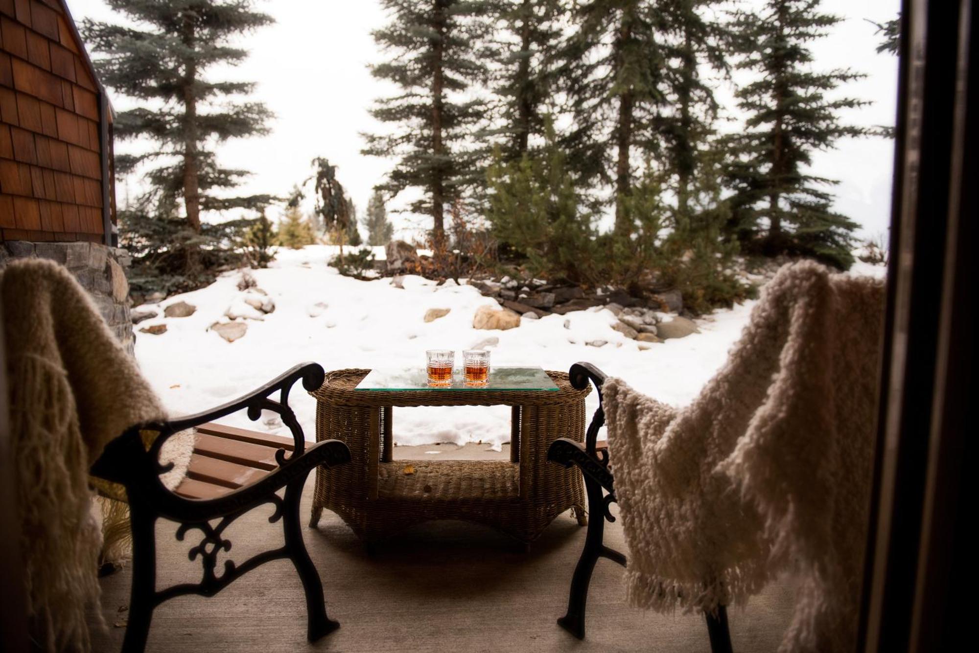 A Bear And Bison Country Inn Canmore Exterior foto