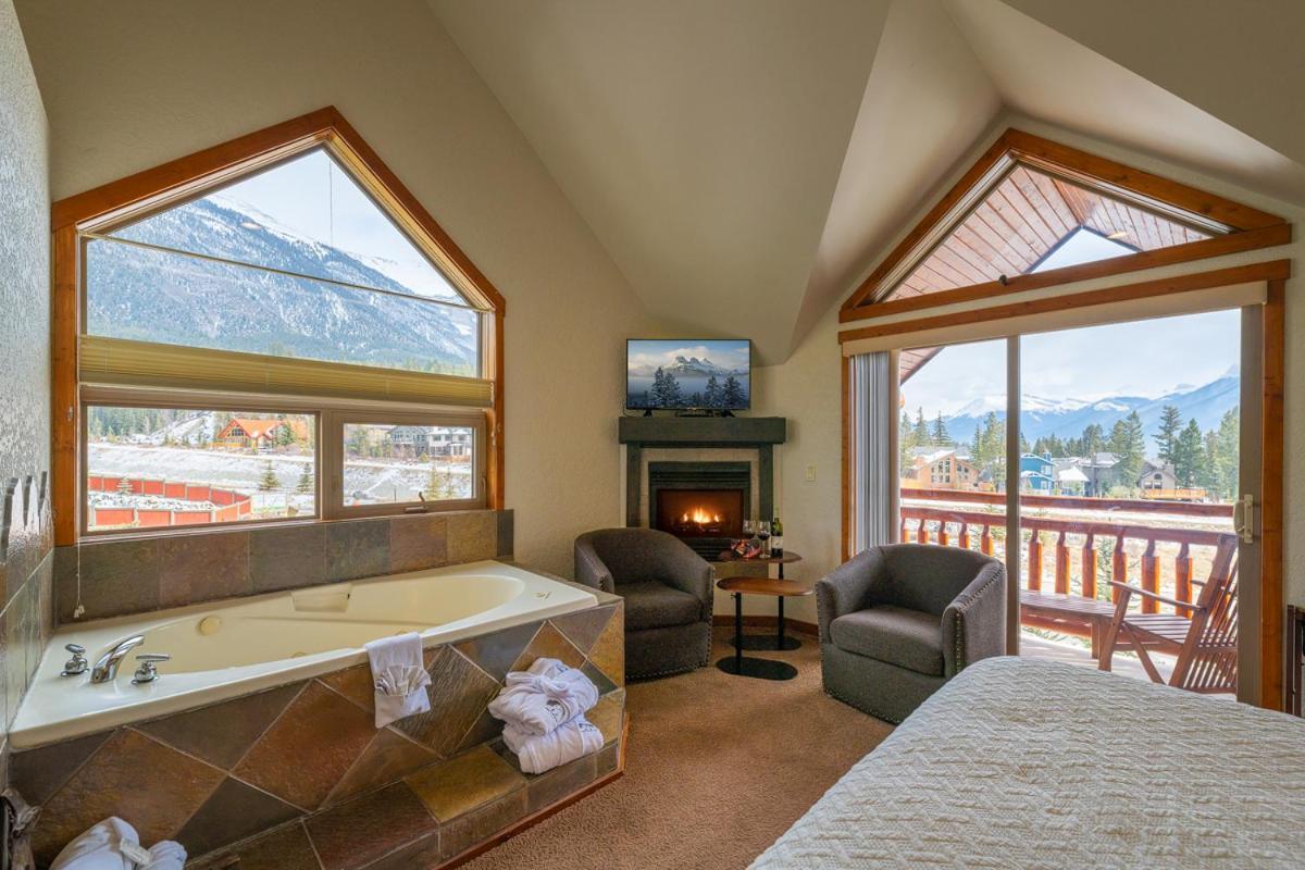 A Bear And Bison Country Inn Canmore Exterior foto