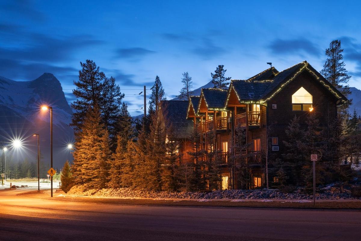 A Bear And Bison Country Inn Canmore Exterior foto