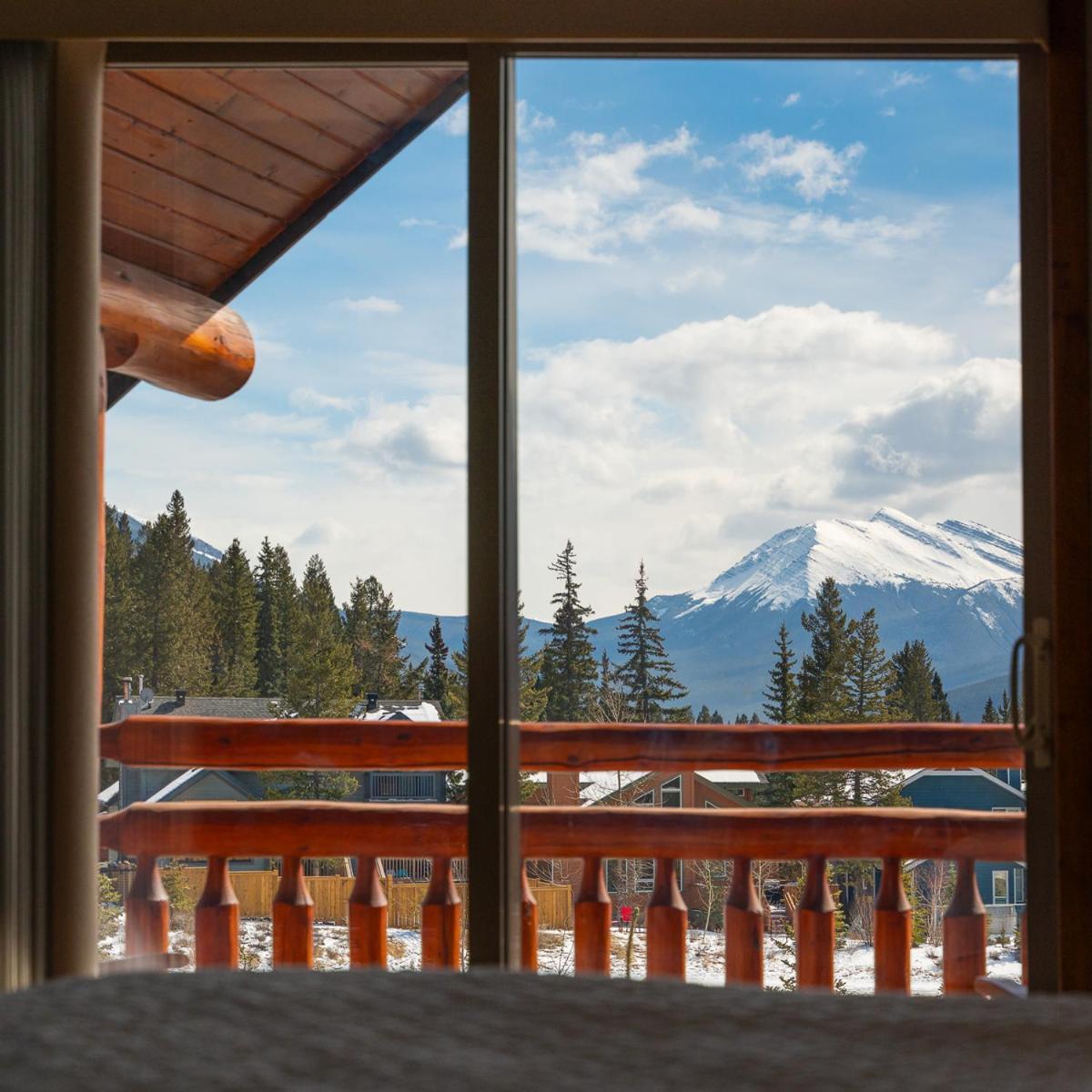 A Bear And Bison Country Inn Canmore Exterior foto